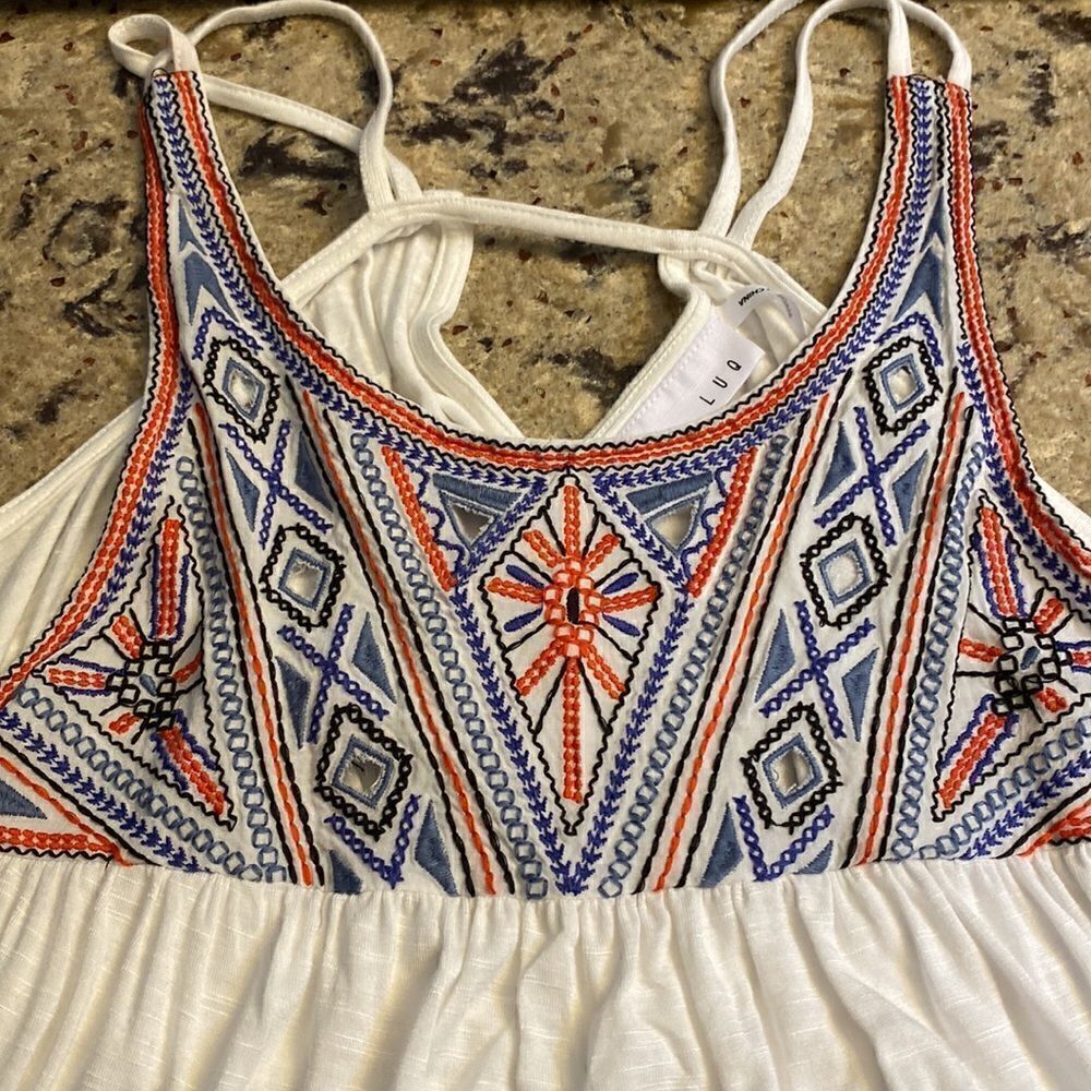 LUQ Halter Embroidered Too - Picture 2 of 3